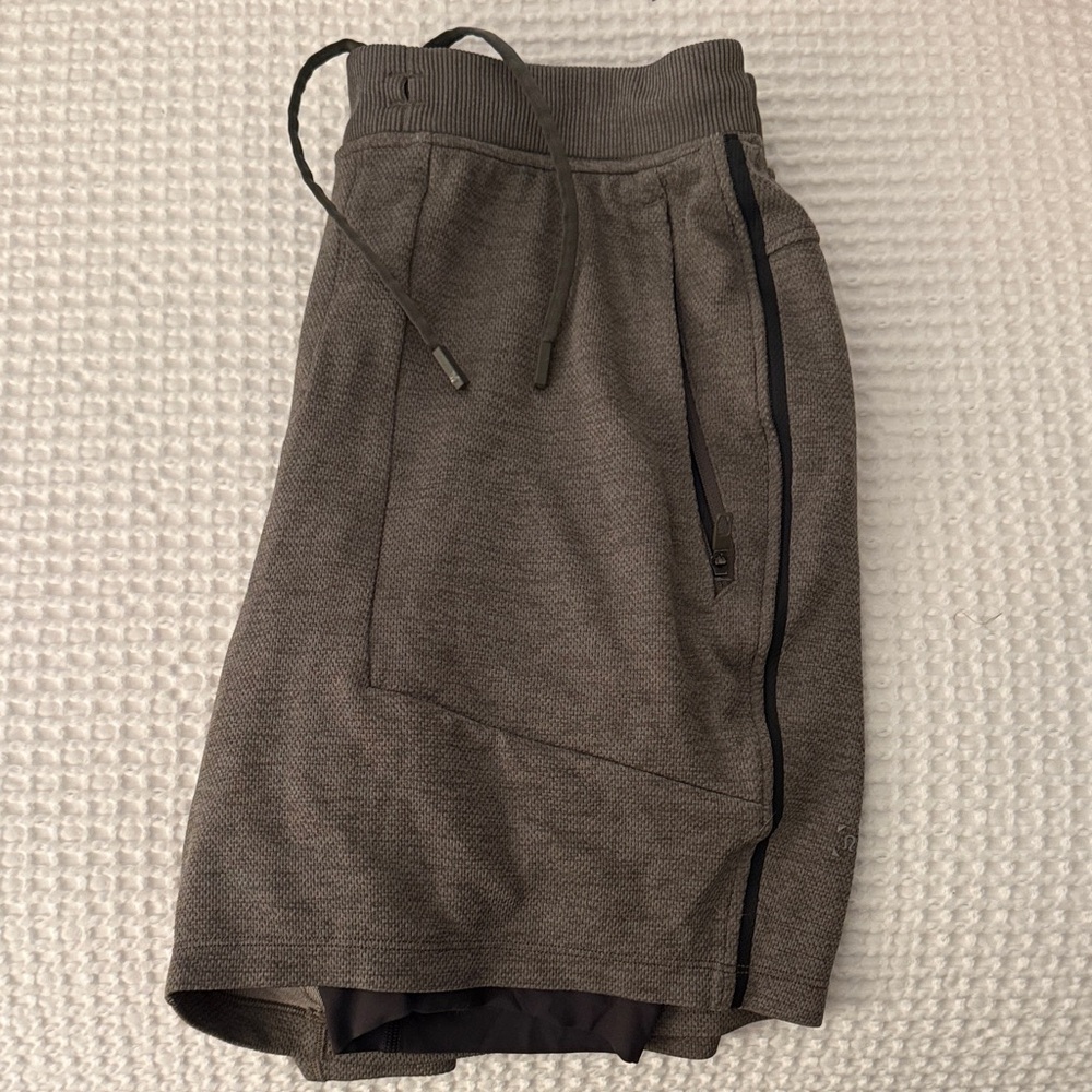 Lululemon Men's Shorts w/ liner (M)